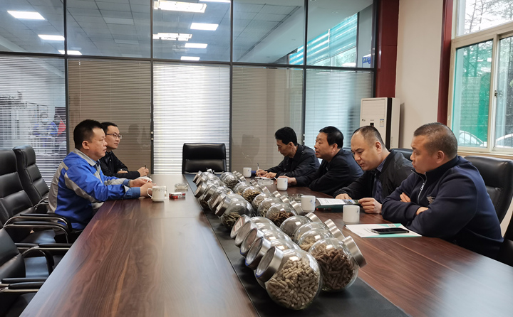 與集團總經理孫寧波及部門負責人座談，就項目建設、環境影響、補貼政策等內容進行了探討交流