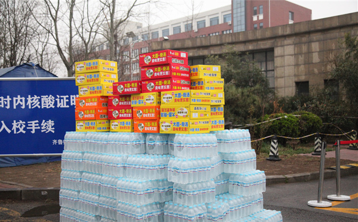 2月25日，山東金格瑞機械有限公司派代表來到齊魯師范學院捐贈防疫物資，保障校園防疫物品備足備齊，助力學校的疫情防控工作。
