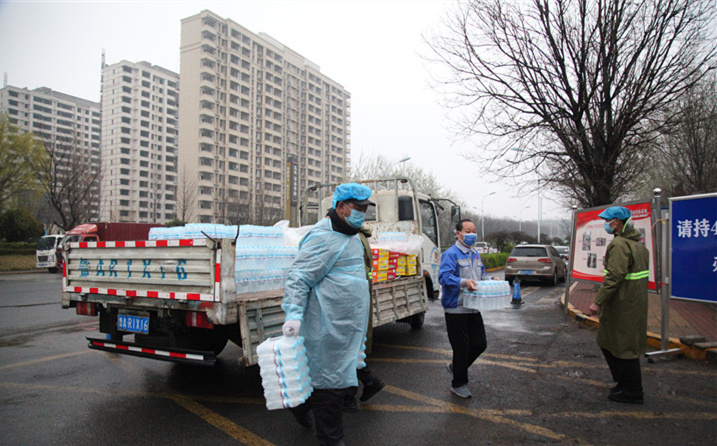 2月25日，山東金格瑞機械有限公司派代表來到齊魯師范學院捐贈防疫物資，保障校園防疫物品備足備齊，助力學校的疫情防控工作。