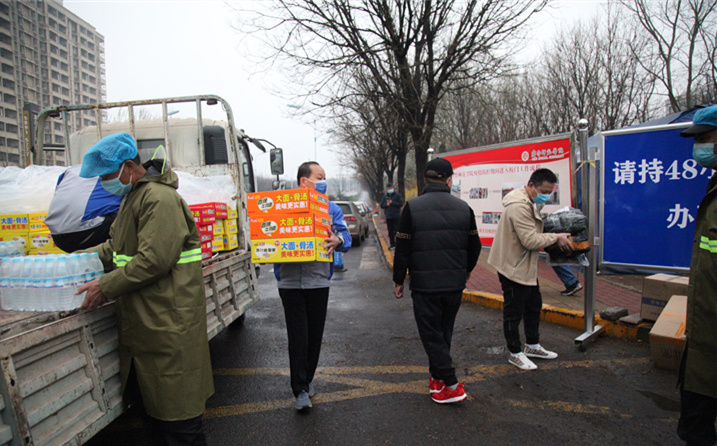 2月25日，山東金格瑞機械有限公司派代表來到齊魯師范學院捐贈防疫物資，保障校園防疫物品備足備齊，助力學校的疫情防控工作。